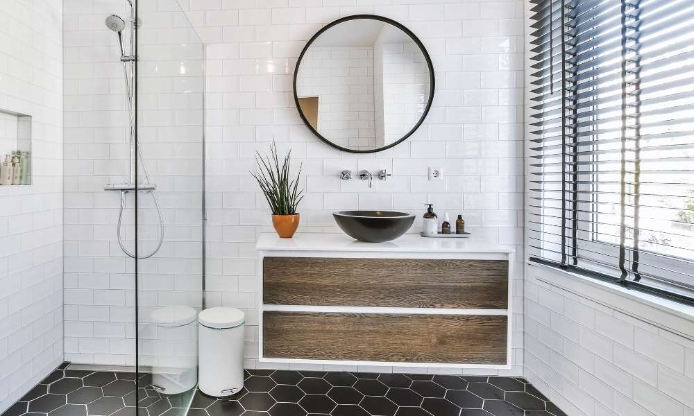 What Is The Best Way To Clean A Bathroom Mirror